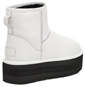 (W) UGG Classic Mini Platform Matte Boot Ultra Putih 1130611-UMWH Lookbook (W) UGG Classic Mini Platform Matte Boot Ultra Putih 1130611-UMWH