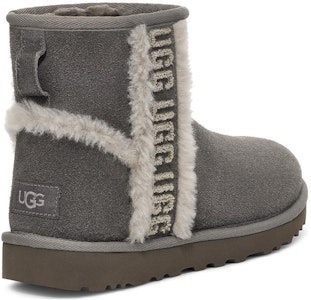 UGG CLASSIC MINI 圓頭套筒 短筒 雪地靴 女款 灰色 Shop UGG CLASSIC MINI 圓頭套筒 短筒 雪地靴 女款 灰色