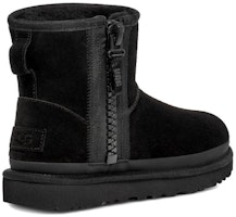 UGG 絨面 圓頭拉鍊 短筒 靴子 女款 黑色 Lookbook UGG 絨面 圓頭拉鍊 短筒 靴子 女款 黑色