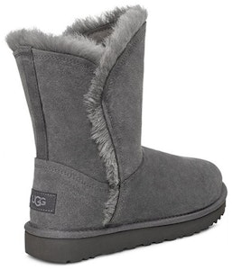 UGG 經典短款 加絨保暖 中筒 雪地靴 女款 炭灰色 Shop UGG 經典短款 加絨保暖 中筒 雪地靴 女款 炭灰色