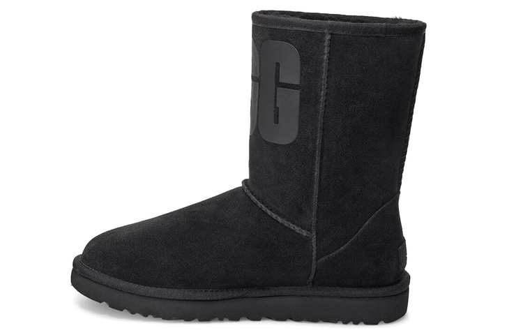 Buy (W) UGG クラシックショート ラバーロゴ スノーブーツ (ブラック) 1108230-BLK