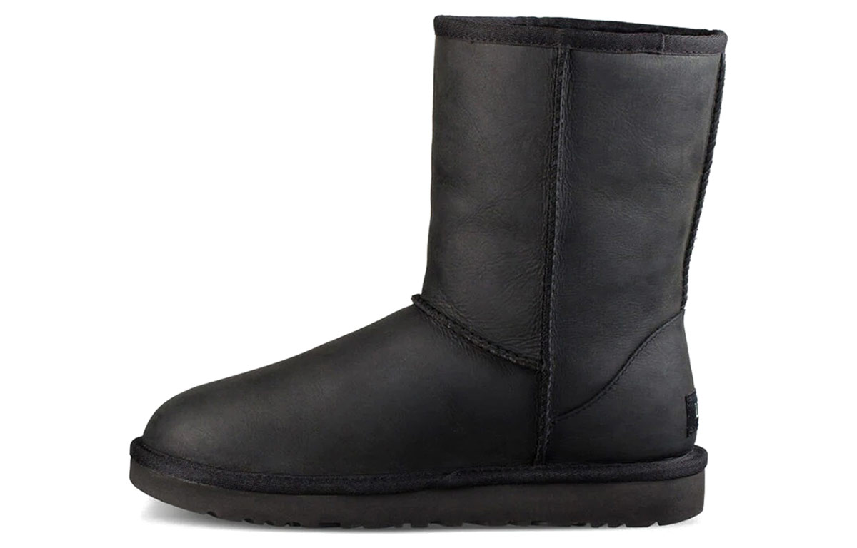 Buy (W) UGG Clásicas Cortas 'Triple Black'. 1016559-BLK