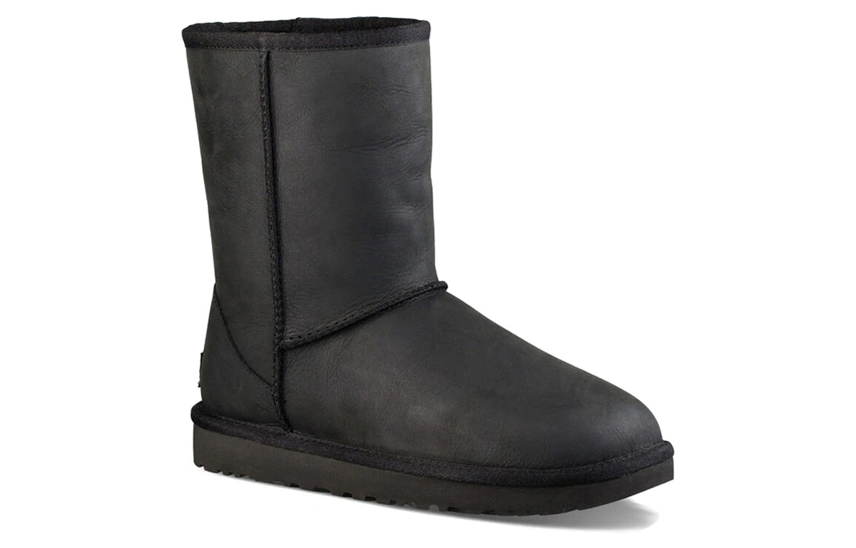 Lookbook (W) UGG Clásicas Cortas 'Triple Black'. 1016559-BLK