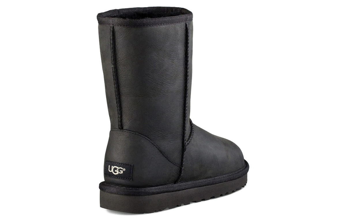 Shop (W) UGG Clásicas Cortas 'Triple Black'. 1016559-BLK