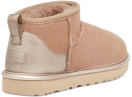 UGG CLASSIC ULTRA MINI 羊皮 簡約舒適 短筒 雪地靴 女款 櫸木色 Shop UGG CLASSIC ULTRA MINI 羊皮 簡約舒適 短筒 雪地靴 女款 櫸木色