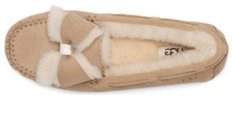 (Women) UGG Dakota Fur Bow 'Sand' 1138373-SAN Lookbook (Women) UGG Dakota Fur Bow 'Sand' 1138373-SAN