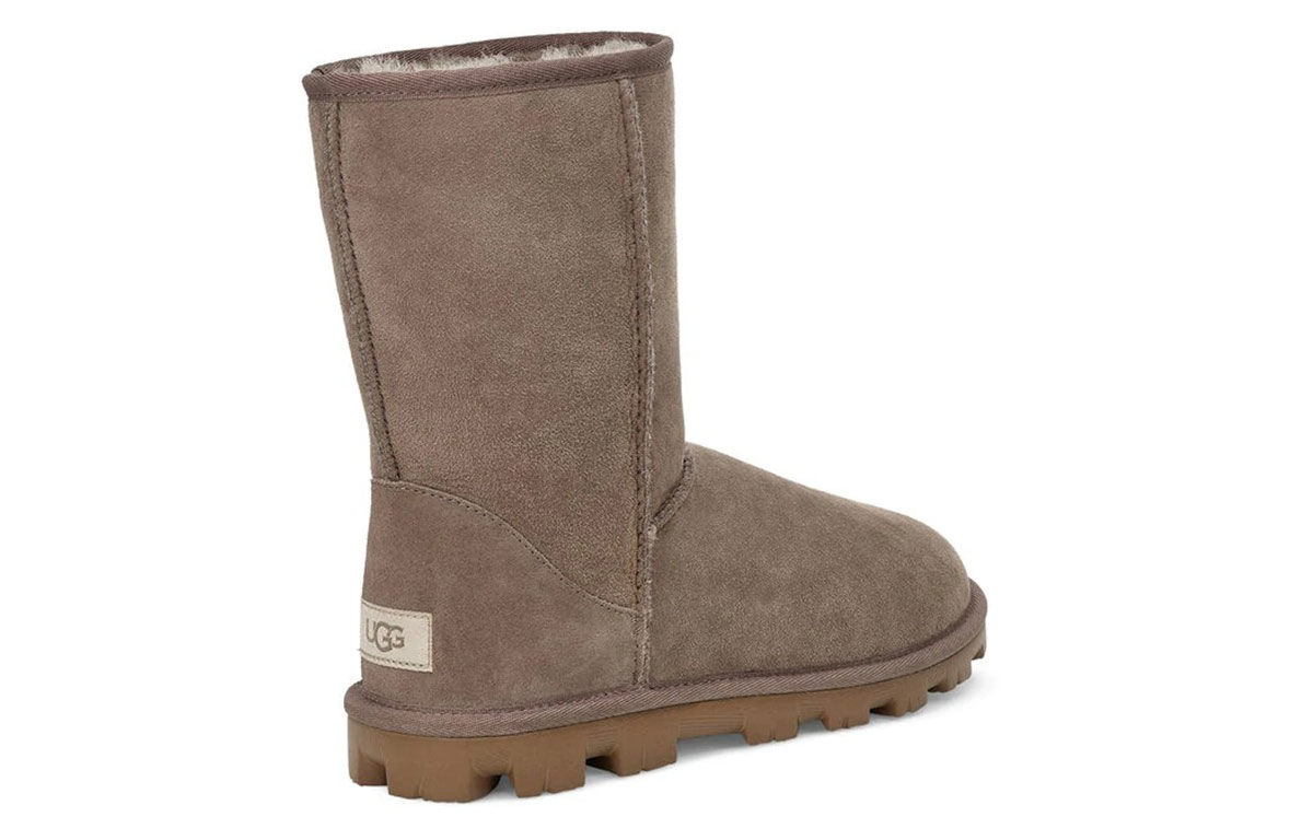 Shop (W) UGG エッセンシャル スノーブーツ (チェスナットグレー) 5835-BNDL