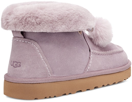 UGG Kyrina 蝴蝶蝦球羊毛皮 中筒雪地靴 女性版 粉紫色 Shop UGG Kyrina 蝴蝶蝦球羊毛皮 中筒雪地靴 女性版 粉紫色