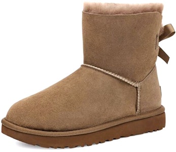 (W) UGG Mini Bailey Bow II 2.0 'Marrón' 1016501-HCK Lookbook (W) UGG Mini Bailey Bow II 2.0 'Marrón' 1016501-HCK
