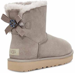 UGG Mini Bailey Brooch 迷你貝莉胸針款加絨雪地靴 女款 牡蠣色 Shop UGG Mini Bailey Brooch 迷你貝莉胸針款加絨雪地靴 女款 牡蠣色