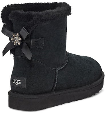 UGG Bailey 牛反絨 迷你貝莉胸針款加絨 短筒 雪地靴 女款 黑色 Shop UGG Bailey 牛反絨 迷你貝莉胸針款加絨 短筒 雪地靴 女款 黑色