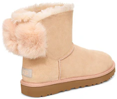 Shop UGG 迷你艾米蝴蝶結雪地靴 女款 淺琥珀色