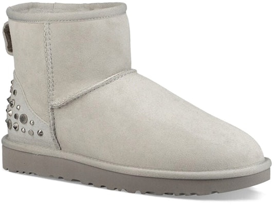 UGG 迷你鉚釘亮片雪地靴 女款 灰白色 Lookbook UGG 迷你鉚釘亮片雪地靴 女款 灰白色