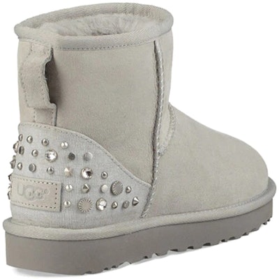 UGG 迷你鉚釘亮片雪地靴 女款 灰白色 Shop UGG 迷你鉚釘亮片雪地靴 女款 灰白色