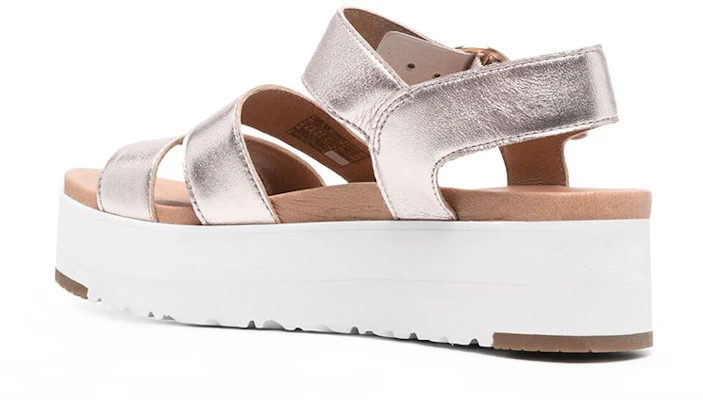 (W) UGG 厚底メタリックシルバーサンダル (UGG Atsuzoko Metarikku Shirubā Sandaru) 16677146-GATA Lookbook (W) UGG 厚底メタリックシルバーサンダル (UGG Atsuzoko Metarikku Shirubā Sandaru) 16677146-GATA