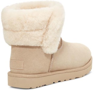 UGG 羊皮毛一體 圓頭套筒 短筒 雪地靴 女款 米色 Lookbook UGG 羊皮毛一體 圓頭套筒 短筒 雪地靴 女款 米色