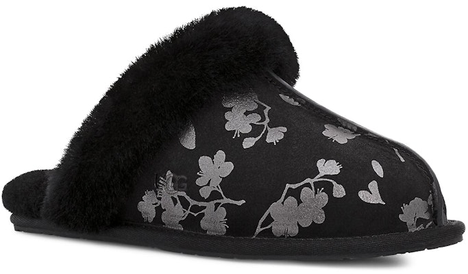 (W) UGG Scuffette II 'Floral Foil Hitam' 1119510-BLK Lookbook (W) UGG Scuffette II 'Floral Foil Hitam' 1119510-BLK