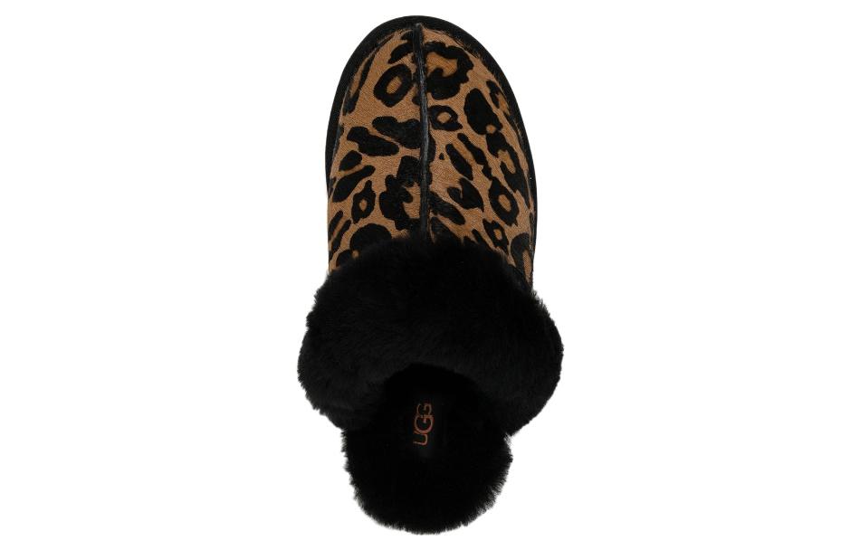 Shop UGG Scuffette II 羊皮毛一體 圓頭平跟 時尚涼拖 女款 豹紋