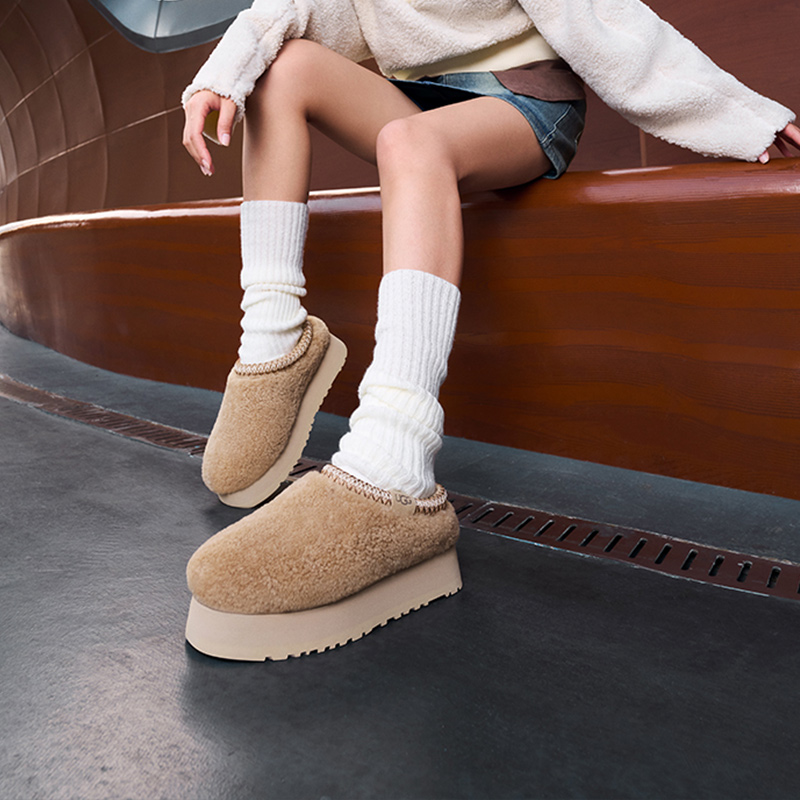 Shop (W) UGG タズスリッパ ''マキシカーリー - サンド'' 1167770-SAN
