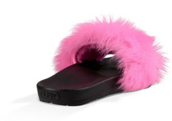 UGG W Royale 毛毛拖鞋 女款 黑/粉 Shop UGG W Royale 毛毛拖鞋 女款 黑/粉