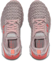 Shop Under Armour HOVR Mega 2 低帮 跑步鞋 女款 复古粉