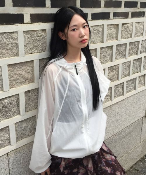 Lookbook (Women) URBANDTYPE Airlite Raglan Windbreaker White UBEAJP001WH