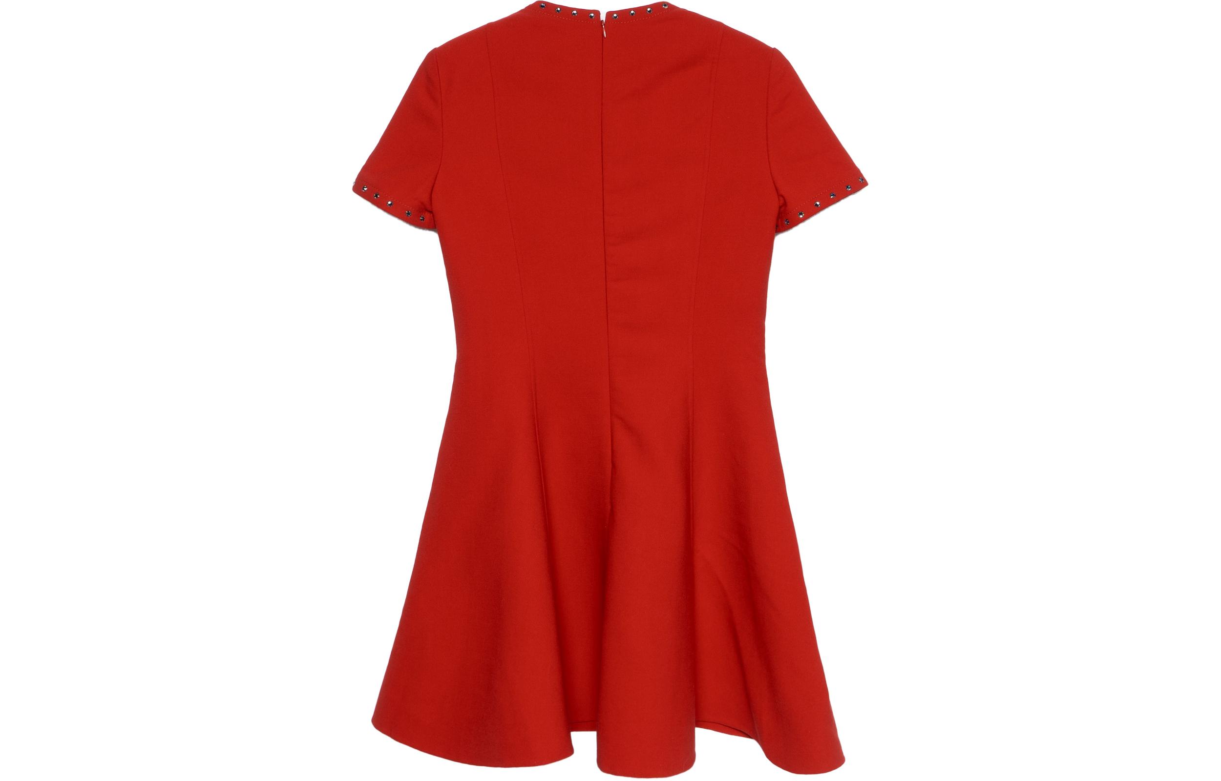 Lookbook (W) Valentino Vestido Rojo SS22 Manga Corta con Detalles de Tachuelas. TB3VAQH54EJ157