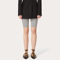 (W) Valentino FW21 Celana Pendek Hitam Stretch Knit Slim WB3MD03A6GG0NI Lookbook (W) Valentino FW21 Celana Pendek Hitam Stretch Knit Slim WB3MD03A6GG0NI