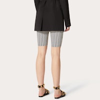 (W) Valentino FW21 Celana Pendek Hitam Stretch Knit Slim WB3MD03A6GG0NI Shop (W) Valentino FW21 Celana Pendek Hitam Stretch Knit Slim WB3MD03A6GG0NI