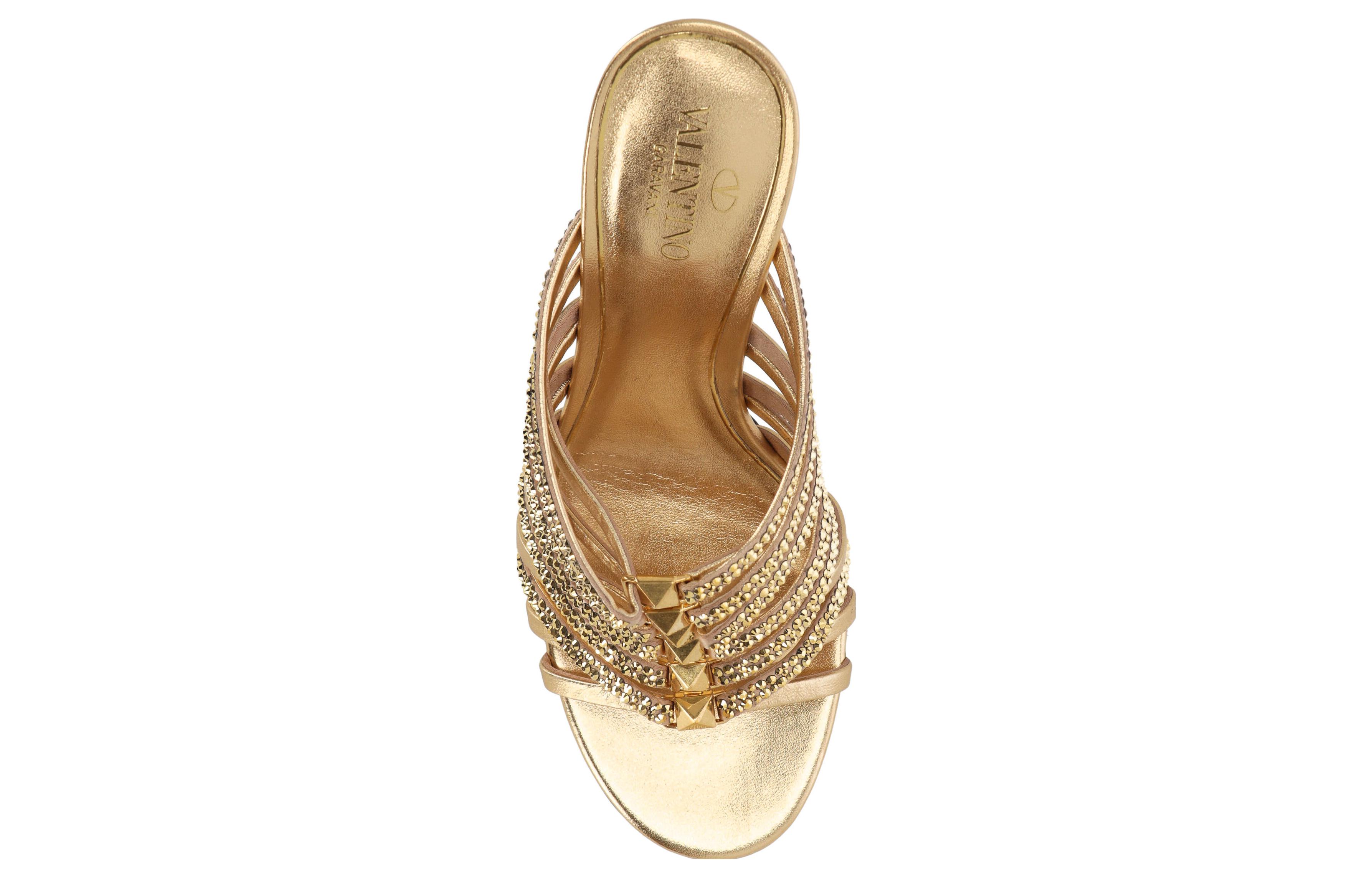Lookbook (W) Valentino Garavani 'Gold Stiletto Slide' - Selipar Tumit Tinggi Emas Valentino. 2W2S0GG1RIGV6N