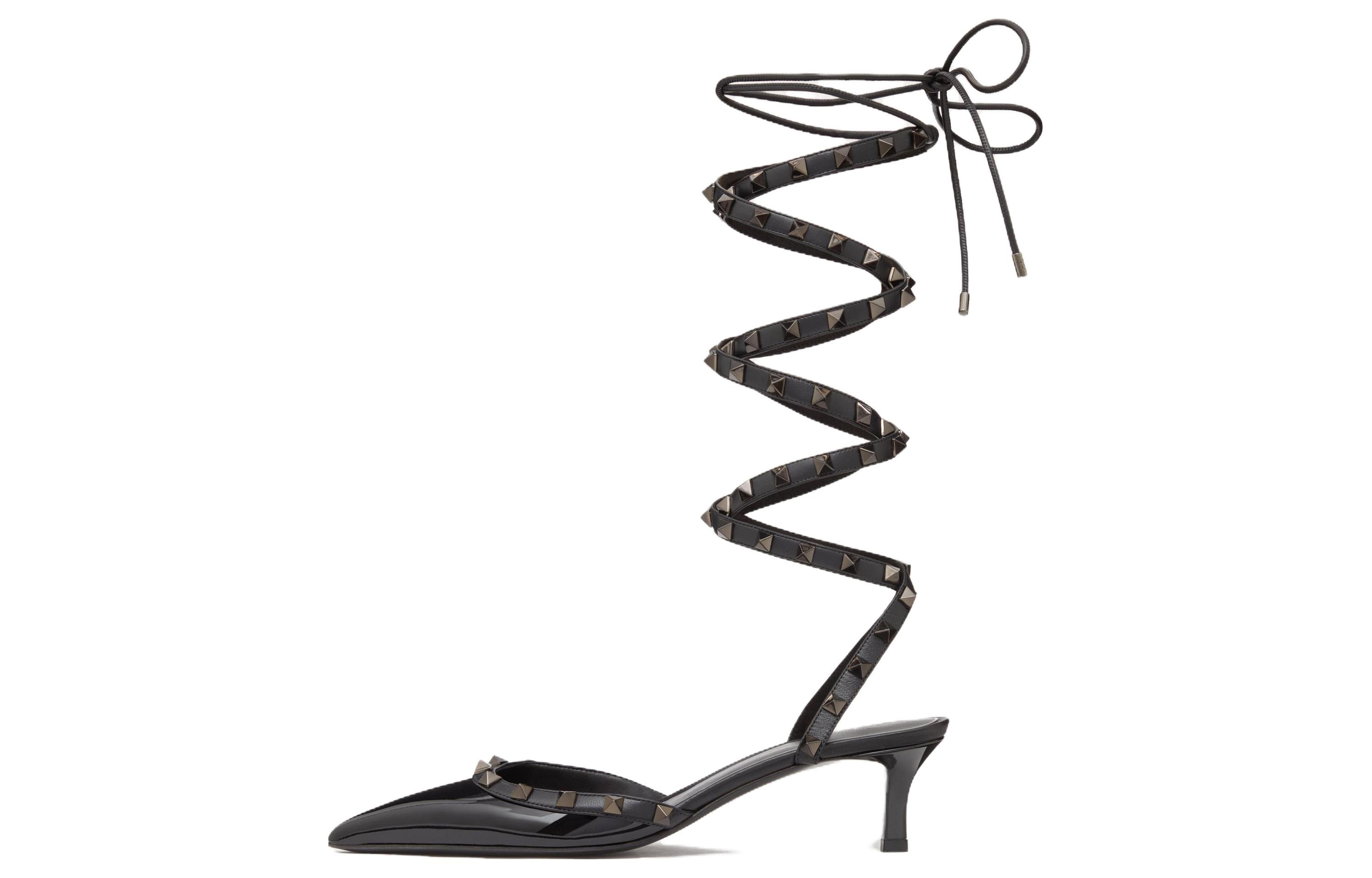 Buy (W) 华伦天奴铆钉黑色漆皮尖头绑带低跟鞋 WS0HP3XAX0NO