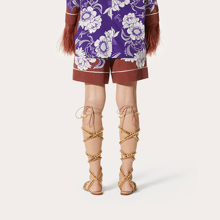 Purchase (Women) Valentino SS22  Crepe Floral Bermuda Shorts Purple. XB0RD0E6776PNJ