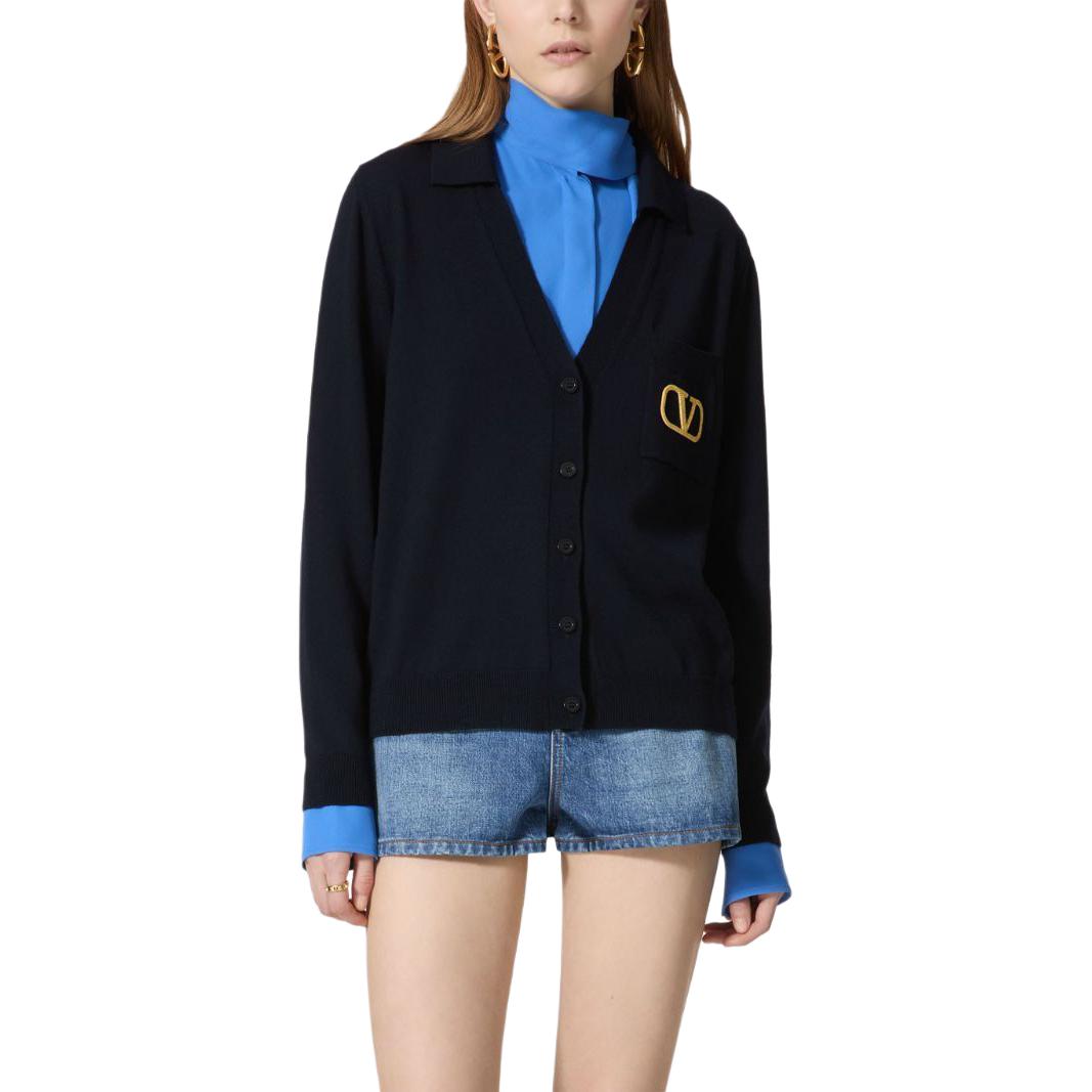 Lookbook (W) 발렌티노 SS24 브이넥 버튼업 니트 가디건 네이비 블루. BKA08C8NY598