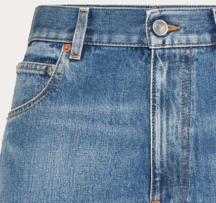 (Women) Valentino SS24 Logo Straight Bermuda Denim Shorts Women’s Dark Denim. 4B0DD16T8L4-558 Sizing (Women) Valentino SS24 Logo Straight Bermuda Denim Shorts Women’s Dark Denim. 4B0DD16T8L4-558