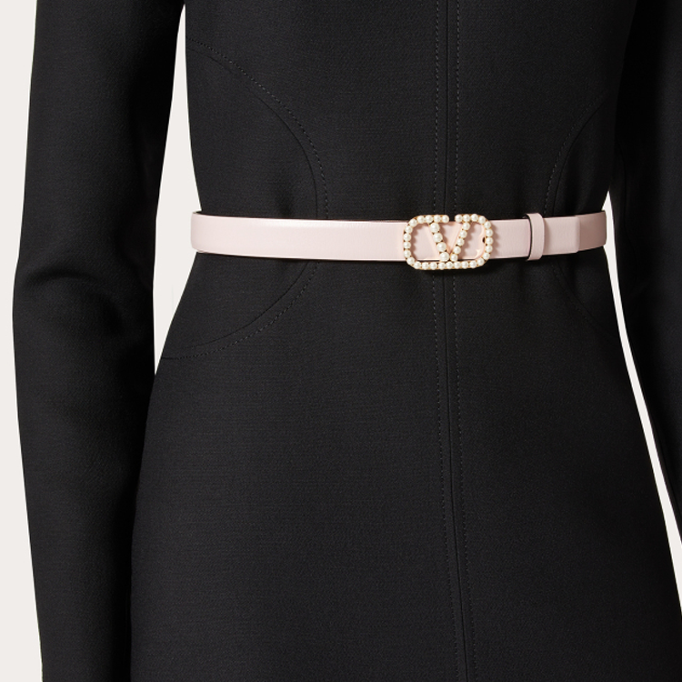 Lookbook (W) Cinturón Valentino VLOGO de piel charol con hebilla de perlas rosa, 2 cm de ancho. WT0S12ZKHJ49