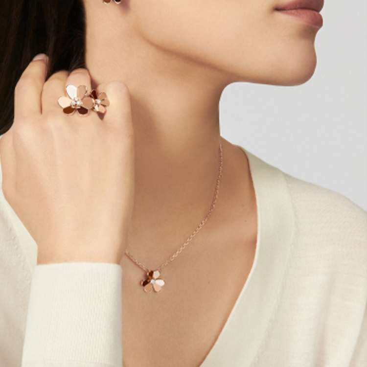 Purchase (W) Kalung Van Cleef & Arpels Emas Rose 18K Berlian Wanita - Gold. VCARPFBM00