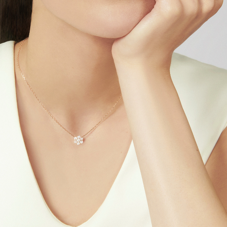 Shop (W) Kalung Liontin Berlian Wanita Van Cleef & Arpels Fleurette Emas Rose 18K. VCARPEBC00