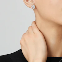 Shop (W) 梵克雅宝典爱女性小号白金耳环 VCARP3W100