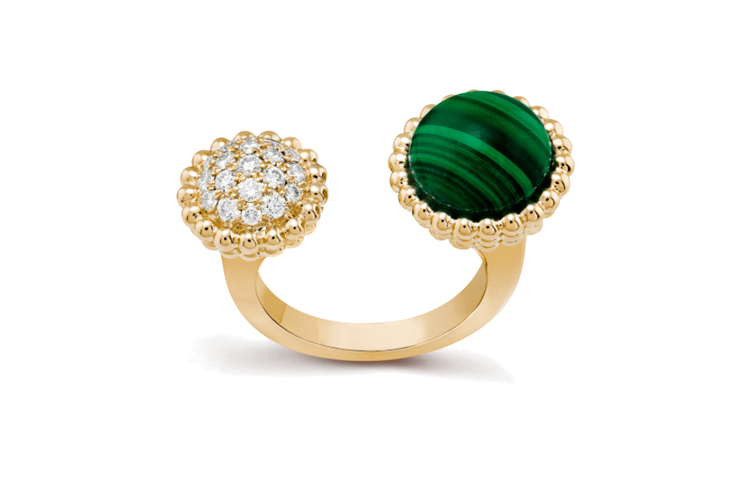 Lookbook (W) 梵克雅寶Perlée Couleurs孔雀石戒指女性款式 VCARO9SU00