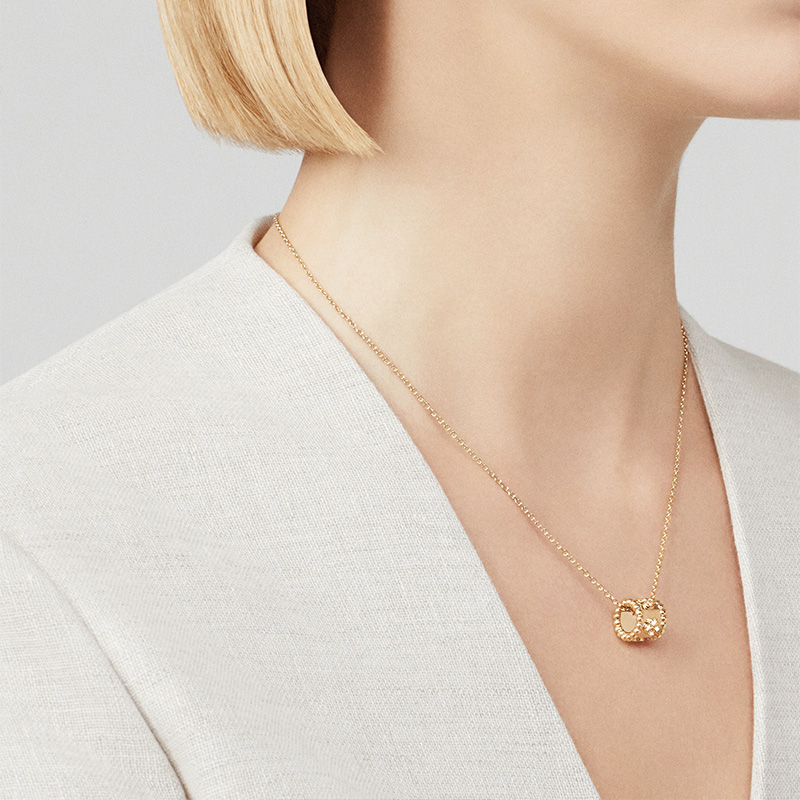 Sizing (W) Van Cleef & Arpels Perlee Clovers Kalung Emas 18K Berlian Wanita. VCARO3YG00