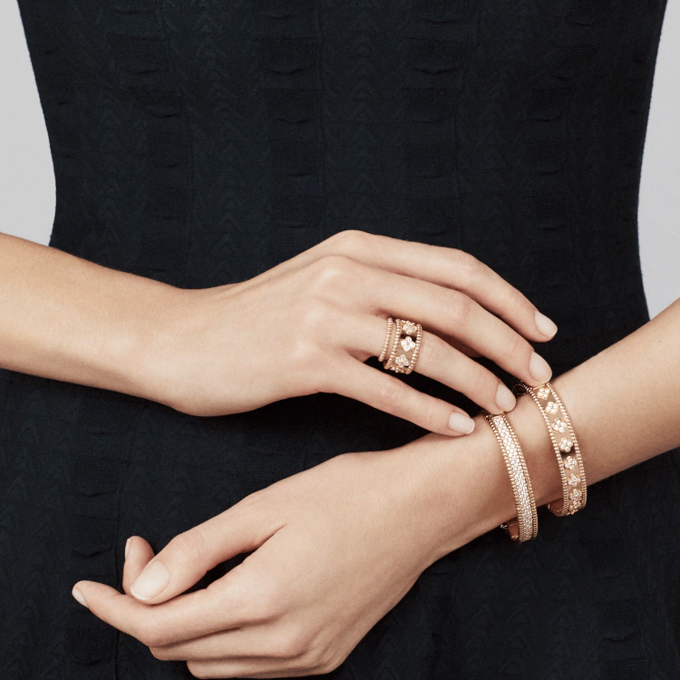 Lookbook (W) Cincin Van Cleef & Arpels Perlee Rose Gold Kecil untuk Wanita. VCARN33000