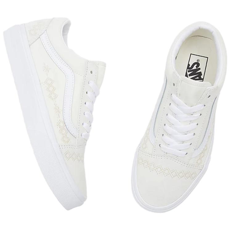 Shop Vans Old Skool 包裹性防滑 低幫 板鞋 女款 米白