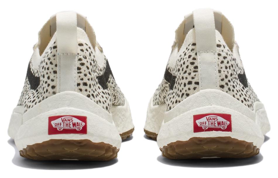 Shop Vans UltraRange VR3 防滑耐磨輕便 低筒 滑板鞋 女款 黑白