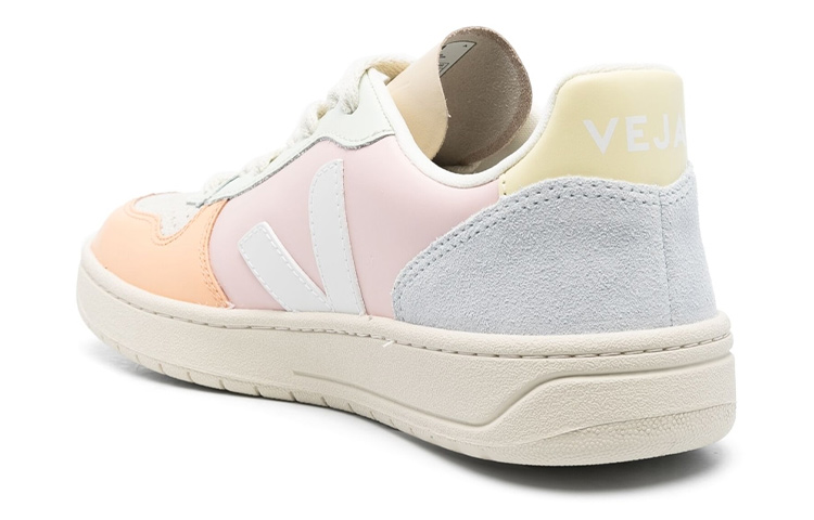 Shop VEJA V-10 皮革 低幫圓頭綁帶 時尚板鞋 女款 粉橙