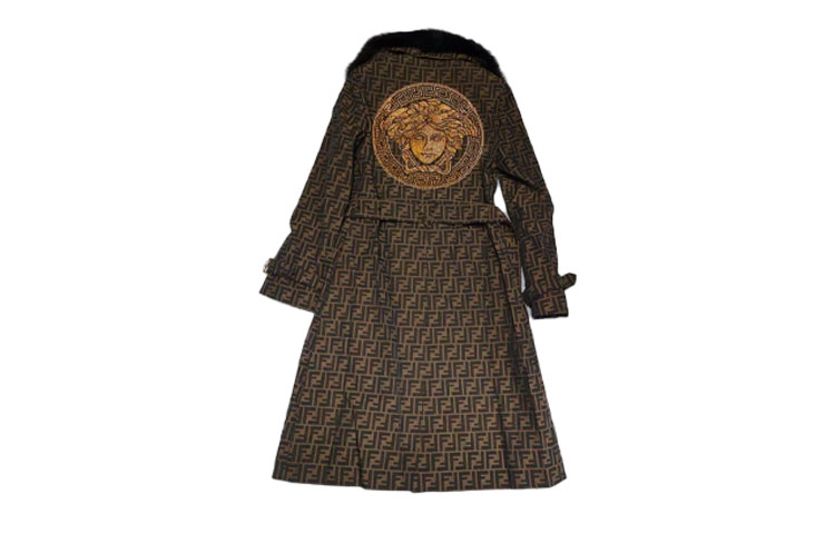 Lookbook (W) 베르사체 올오버 프린트 더블브레스트 코트 브라운 긴소매 100535-1A3315-2N110