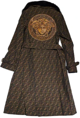 (W) 베르사체 올오버 프린트 더블브레스트 코트 브라운 긴소매 100535-1A3315-2N110 Lookbook (W) 베르사체 올오버 프린트 더블브레스트 코트 브라운 긴소매 100535-1A3315-2N110