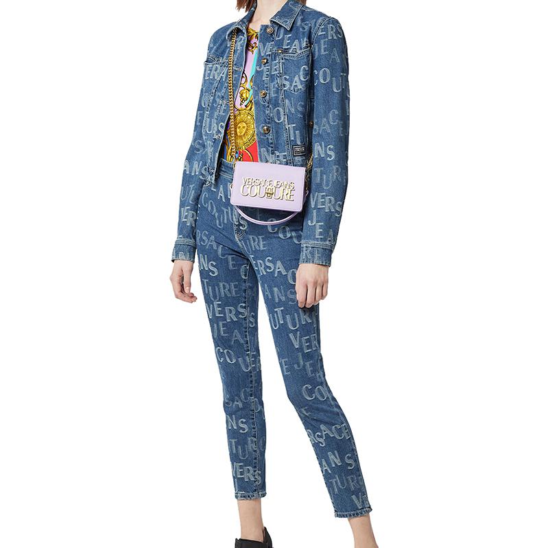Lookbook (W) VERSACE Jeans Biru Straight-Leg dengan Logo Cetak dan Detail Kancing. E72HAB5X0-EDW026SS0-E904