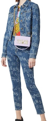 (W) VERSACE Jeans Biru Straight-Leg dengan Logo Cetak dan Detail Kancing. E72HAB5X0-EDW026SS0-E904 Lookbook (W) VERSACE Jeans Biru Straight-Leg dengan Logo Cetak dan Detail Kancing. E72HAB5X0-EDW026SS0-E904