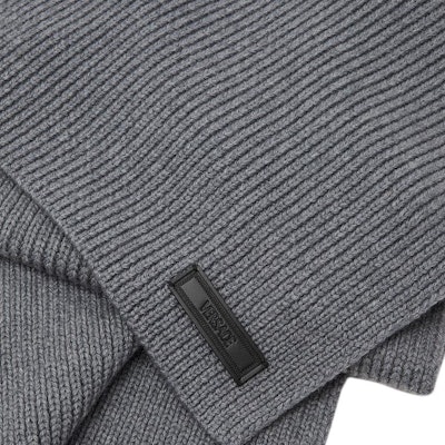 (W) 베르사체 그레이 울 니트 스카프 로고 라벨 및 가죽 디테일 1012739-1A09247_1EB60 Lookbook (W) 베르사체 그레이 울 니트 스카프 로고 라벨 및 가죽 디테일 1012739-1A09247_1EB60