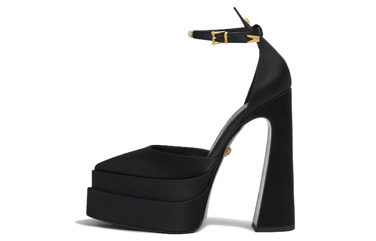 Buy (W) ヴェルサーチ Aevitas 16cm プラットフォームパンプス (黒サテン) 1006899-1A00868_1B00V